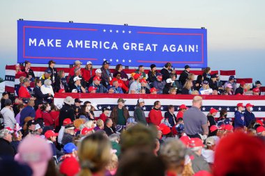 Mosinee, Wisconsin / ABD - 17 Eylül 2020: Donald Trump 45. Başkan destekçileri Amerika 'yı yeniden büyük bir miting yapmak için Wisconsin merkez havaalanında toplandı.