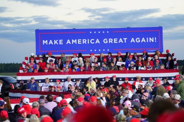 Mosinee, Wisconsin / ABD - 17 Eylül 2020: Donald Trump 45. Başkan destekçileri Amerika 'yı yeniden büyük bir miting yapmak için Wisconsin merkez havaalanında toplandı.