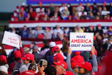 Mosinee, Wisconsin / ABD - 17 Eylül 2020: Donald Trump destekçileri Amerika 'yı yeniden büyük, kürtaj yanlısı, koz polisi, barışçıl protestocu ve 4 yıl daha başkan mitinginde yer aldı.