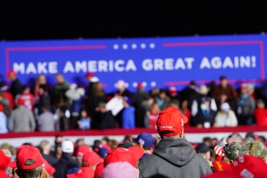 Mosinee, Wisconsin / ABD - 17 Eylül 2020: Donald Trump 45. Başkan destekçileri Amerika 'yı yeniden büyük bir miting yapmak için Wisconsin merkez havaalanında toplandı.
