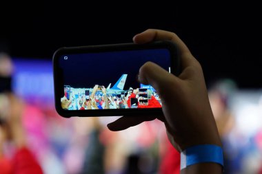 Mosinee, Wisconsin / ABD - 17 Eylül 2020: 45 Başkan destekçileri Wisconsin Merkez Havaalanı 'ndaki gösteriyi akıllı telefonlardan yakaladı.