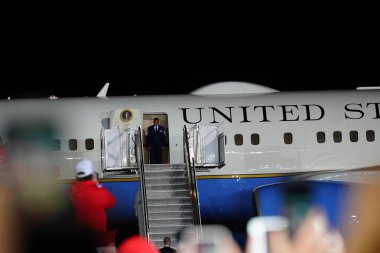 Mosinee, Wisconsin / ABD - 17 Eylül 2020: Donald Trump ABD 'nin 45. Başkanı, Amerika' yı tekrar Wisconsin merkez havaalanında gece geç saatlerde büyük bir miting düzenledi..