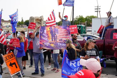 Manitowoc, Wisconsin / ABD - 21 Eylül 2020: Başkan Trump ve Başkan Yardımcısı Mike Pence destekçileri ve Joe Biby ve Kamala Harris destekçileri alüminyum dökümhanesi önünde bir araya geldiler.