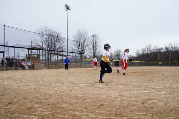 Sheboygan, Wisconsin ABD - 9 Temmuz 2022: WIAA Lisesi Kadın Softball Yarışması.