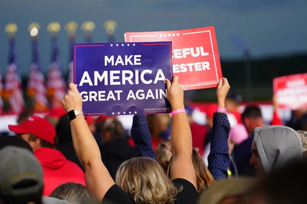 Mosinee, Wisconsin / ABD - 17 Eylül 2020: Donald Trump destekçileri Amerika 'yı yeniden büyük, kürtaj yanlısı, koz polisi, barışçıl protestocu ve 4 yıl daha başkan mitinginde yer aldı.