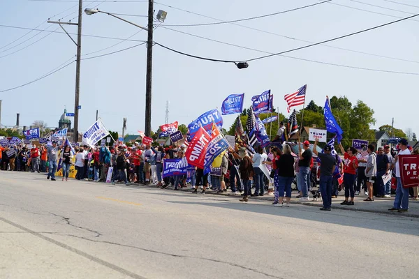 Manitowoc, Wisconsin / ABD - 21 Eylül 2020: Başkan Trump ve Başkan Yardımcısı Mike Pence destekçileri ve Joe Biby ve Kamala Harris destekçileri alüminyum dökümhanesi önünde bir araya geldiler.