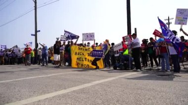 Manitowoc, Wisconsin / ABD - 21 Eylül 2020: Başkan Trump ve Başkan Yardımcısı Mike Pence destekçileri ve Joe Biby ve Kamala Harris destekçileri alüminyum dökümhanesi önünde bir araya geldiler.