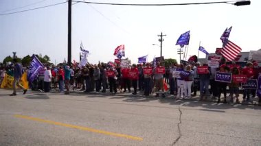 Manitowoc, Wisconsin / ABD - 21 Eylül 2020: Başkan Trump ve Başkan Yardımcısı Mike Pence destekçileri ve Joe Biby ve Kamala Harris destekçileri alüminyum dökümhanesi önünde bir araya geldiler.