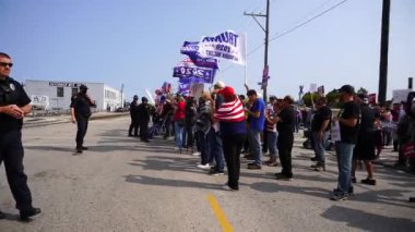 Manitowoc, Wisconsin / ABD - 21 Eylül 2020: Başkan Trump ve Başkan Yardımcısı Mike Pence destekçileri ve Joe Biby ve Kamala Harris destekçileri alüminyum dökümhanesi önünde bir araya geldiler.