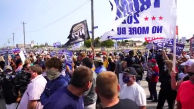 Manitowoc, Wisconsin / ABD - 21 Eylül 2020: Başkan Trump ve Başkan Yardımcısı Mike Pence destekçileri ve Joe Biby ve Kamala Harris destekçileri alüminyum dökümhanesi önünde bir araya geldiler.