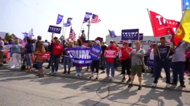 Manitowoc, Wisconsin / ABD - 21 Eylül 2020: Başkan Trump ve Başkan Yardımcısı Mike Pence destekçileri ve Joe Biby ve Kamala Harris destekçileri alüminyum dökümhanesi önünde bir araya geldiler.