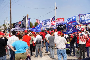 Manitowoc, Wisconsin / ABD - 21 Eylül 2020: Başkan Trump ve Başkan Yardımcısı Mike Pence destekçileri ve Joe Biby ve Kamala Harris destekçileri alüminyum dökümhanesi önünde bir araya geldiler.