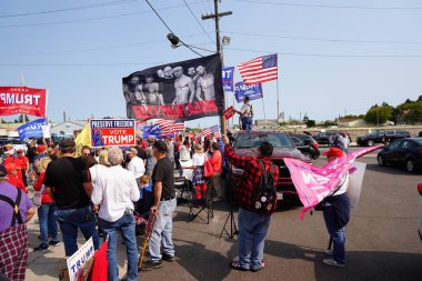Manitowoc, Wisconsin / ABD - 21 Eylül 2020: Başkan Trump ve Başkan Yardımcısı Mike Pence destekçileri ve Joe Biby ve Kamala Harris destekçileri alüminyum dökümhanesi önünde bir araya geldiler.