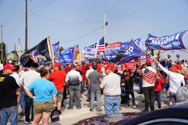 Manitowoc, Wisconsin / ABD - 21 Eylül 2020: Başkan Trump ve Başkan Yardımcısı Mike Pence destekçileri ve Joe Biby ve Kamala Harris destekçileri alüminyum dökümhanesi önünde bir araya geldiler.