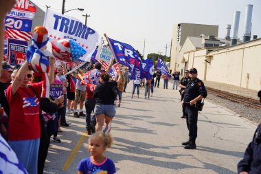 Manitowoc, Wisconsin / ABD - 21 Eylül 2020: Başkan Trump ve Başkan Yardımcısı Mike Pence destekçileri ve Joe Biby ve Kamala Harris destekçileri alüminyum dökümhanesi önünde bir araya geldiler.