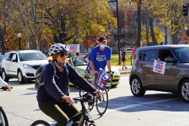 Madison, Wisconsin / ABD - 7 Kasım 2020: Joe Biden ve Kamala Harris taraftarları 2020 seçimlerindeki zaferlerini kutlamak için Madison sokaklarına döküldüler..