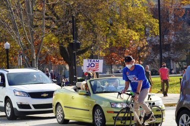 Madison, Wisconsin / ABD - 7 Kasım 2020: Joe Biden ve Kamala Harris taraftarları 2020 seçimlerindeki zaferlerini kutlamak için Madison sokaklarına döküldüler..