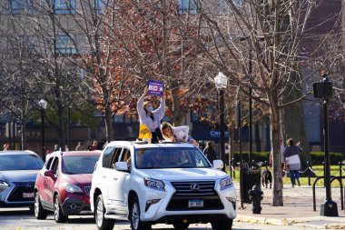 Madison, Wisconsin / ABD - 7 Kasım 2020: Joe Biden ve Kamala Harris taraftarları 2020 seçimlerindeki zaferlerini kutlamak için Madison sokaklarına döküldüler..