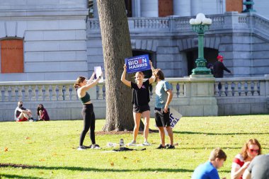 Madison, Wisconsin / ABD - 7 Kasım 2020: Joe Biden ve Kamala Harris taraftarları 2020 seçimlerindeki zaferlerini kutlamak için Madison sokaklarına döküldüler..