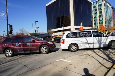 Madison, Wisconsin / ABD - 7 Kasım 2020: Joe Biden ve Kamala Harris taraftarları 2020 seçimlerindeki zaferlerini kutlamak için Madison sokaklarına döküldüler..
