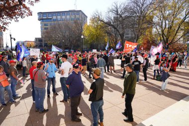 Madison, Wisconsin / ABD - 7 Kasım 2020: Joe Biden ve Kamala Harris taraftarları 2020 seçimlerindeki zaferlerini kutlamak için Madison sokaklarına döküldüler..