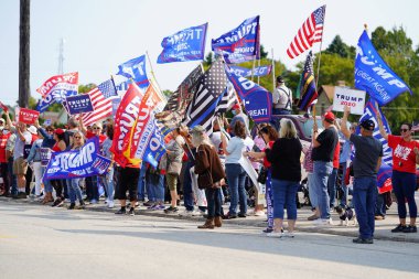 Manitowoc, Wisconsin / ABD - 21 Eylül 2020: Başkan Trump ve Başkan Yardımcısı Mike Pence destekçileri ve Joe Biby ve Kamala Harris destekçileri alüminyum dökümhanesi önünde bir araya geldiler.