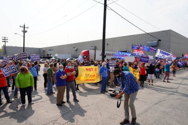 Manitowoc, Wisconsin / ABD - 21 Eylül 2020: Başkan Trump ve Başkan Yardımcısı Mike Pence destekçileri ve Joe Biby ve Kamala Harris destekçileri alüminyum dökümhanesi önünde bir araya geldiler.