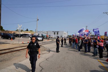 Manitowoc, Wisconsin / ABD - 21 Eylül 2020: Başkan Trump ve Başkan Yardımcısı Mike Pence destekçileri ve Joe Biby ve Kamala Harris destekçileri alüminyum dökümhanesi önünde bir araya geldiler.