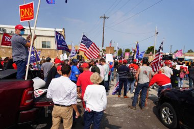 Manitowoc, Wisconsin / ABD - 21 Eylül 2020: Başkan Trump ve Başkan Yardımcısı Mike Pence destekçileri ve Joe Biby ve Kamala Harris destekçileri alüminyum dökümhanesi önünde bir araya geldiler.