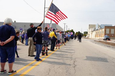 Manitowoc, Wisconsin / ABD - 21 Eylül 2020: Başkan Trump ve Başkan Yardımcısı Mike Pence destekçileri ve Joe Biby ve Kamala Harris destekçileri alüminyum dökümhanesi önünde bir araya geldiler.