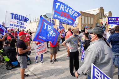 Manitowoc, Wisconsin / ABD - 21 Eylül 2020: Başkan Trump ve Başkan Yardımcısı Mike Pence destekçileri ve Joe Biby ve Kamala Harris destekçileri alüminyum dökümhanesi önünde bir araya geldiler.