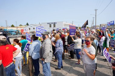 Manitowoc, Wisconsin / ABD - 21 Eylül 2020: Başkan Trump ve Başkan Yardımcısı Mike Pence destekçileri ve Joe Biby ve Kamala Harris destekçileri alüminyum dökümhanesi önünde bir araya geldiler.