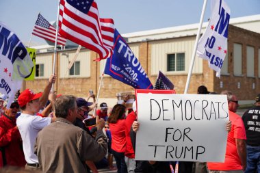 Manitowoc, Wisconsin / ABD - 21 Eylül 2020: Başkan Trump ve Başkan Yardımcısı Mike Pence destekçileri ve Joe Biby ve Kamala Harris destekçileri alüminyum dökümhanesi önünde bir araya geldiler.