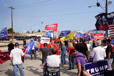 Manitowoc, Wisconsin / ABD - 21 Eylül 2020: Başkan Trump ve Başkan Yardımcısı Mike Pence destekçileri ve Joe Biby ve Kamala Harris destekçileri alüminyum dökümhanesi önünde bir araya geldiler.