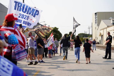 Manitowoc, Wisconsin / ABD - 21 Eylül 2020: Başkan Trump ve Başkan Yardımcısı Mike Pence destekçileri ve Joe Biby ve Kamala Harris destekçileri alüminyum dökümhanesi önünde bir araya geldiler.