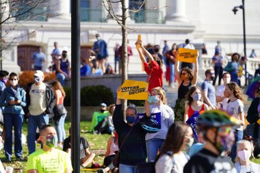 Madison, Wisconsin / ABD - 7 Kasım 2020: Joe Biden ve Kamala Harris taraftarları 2020 seçimlerindeki zaferlerini kutlamak için Madison sokaklarına döküldüler..