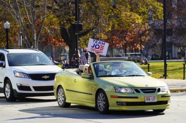Madison, Wisconsin / ABD - 7 Kasım 2020: Joe Biden ve Kamala Harris taraftarları 2020 seçimlerindeki zaferlerini kutlamak için Madison sokaklarına döküldüler..