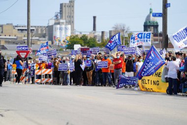 Manitowoc, Wisconsin / ABD - 21 Eylül 2020: Başkan Trump ve Başkan Yardımcısı Mike Pence destekçileri ve Joe Biby ve Kamala Harris destekçileri alüminyum dökümhanesi önünde bir araya geldiler.