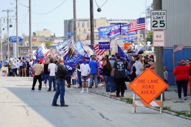 Manitowoc, Wisconsin / ABD - 21 Eylül 2020: Başkan Trump ve Başkan Yardımcısı Mike Pence destekçileri ve Joe Biby ve Kamala Harris destekçileri alüminyum dökümhanesi önünde bir araya geldiler.