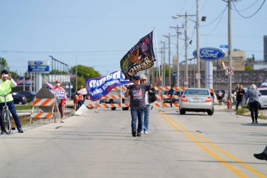 Manitowoc, Wisconsin / ABD - 21 Eylül 2020: Başkan Trump ve Başkan Yardımcısı Mike Pence destekçileri ve Joe Biby ve Kamala Harris destekçileri alüminyum dökümhanesi önünde bir araya geldiler.