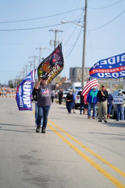 Manitowoc, Wisconsin / ABD - 21 Eylül 2020: Başkan Trump ve Başkan Yardımcısı Mike Pence destekçileri ve Joe Biby ve Kamala Harris destekçileri alüminyum dökümhanesi önünde bir araya geldiler.