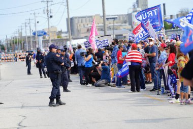 Manitowoc, Wisconsin / ABD - 21 Eylül 2020: Başkan Trump ve Başkan Yardımcısı Mike Pence destekçileri ve Joe Biby ve Kamala Harris destekçileri alüminyum dökümhanesi önünde bir araya geldiler.