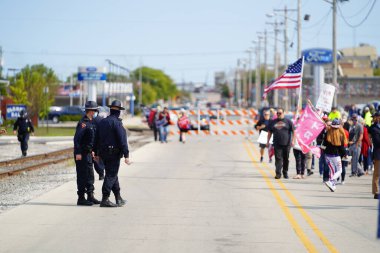 Manitowoc, Wisconsin / ABD - 21 Eylül 2020: Başkan Trump ve Başkan Yardımcısı Mike Pence destekçileri ve Joe Biby ve Kamala Harris destekçileri alüminyum dökümhanesi önünde bir araya geldiler.
