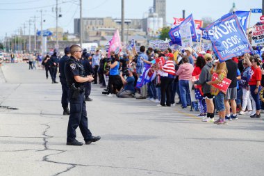 Manitowoc, Wisconsin / ABD - 21 Eylül 2020: Başkan Trump ve Başkan Yardımcısı Mike Pence destekçileri ve Joe Biby ve Kamala Harris destekçileri alüminyum dökümhanesi önünde bir araya geldiler.