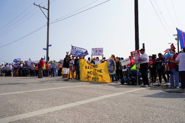 Manitowoc, Wisconsin / ABD - 21 Eylül 2020: Başkan Trump ve Başkan Yardımcısı Mike Pence destekçileri ve Joe Biby ve Kamala Harris destekçileri alüminyum dökümhanesi önünde bir araya geldiler.