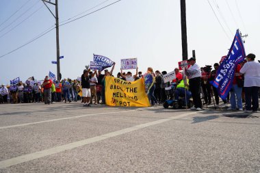 Manitowoc, Wisconsin / ABD - 21 Eylül 2020: Başkan Trump ve Başkan Yardımcısı Mike Pence destekçileri ve Joe Biby ve Kamala Harris destekçileri alüminyum dökümhanesi önünde bir araya geldiler.