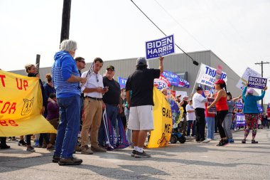Manitowoc, Wisconsin / ABD - 21 Eylül 2020: Başkan Trump ve Başkan Yardımcısı Mike Pence destekçileri ve Joe Biby ve Kamala Harris destekçileri alüminyum dökümhanesi önünde bir araya geldiler.