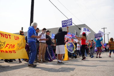 Manitowoc, Wisconsin / ABD - 21 Eylül 2020: Başkan Trump ve Başkan Yardımcısı Mike Pence destekçileri ve Joe Biby ve Kamala Harris destekçileri alüminyum dökümhanesi önünde bir araya geldiler.