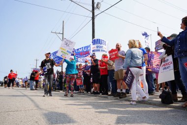 Manitowoc, Wisconsin / ABD - 21 Eylül 2020: Başkan Trump ve Başkan Yardımcısı Mike Pence destekçileri ve Joe Biby ve Kamala Harris destekçileri alüminyum dökümhanesi önünde bir araya geldiler.
