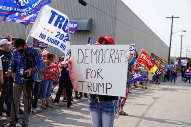 Manitowoc, Wisconsin / ABD - 21 Eylül 2020: Başkan Trump ve Başkan Yardımcısı Mike Pence destekçileri ve Joe Biby ve Kamala Harris destekçileri alüminyum dökümhanesi önünde bir araya geldiler.